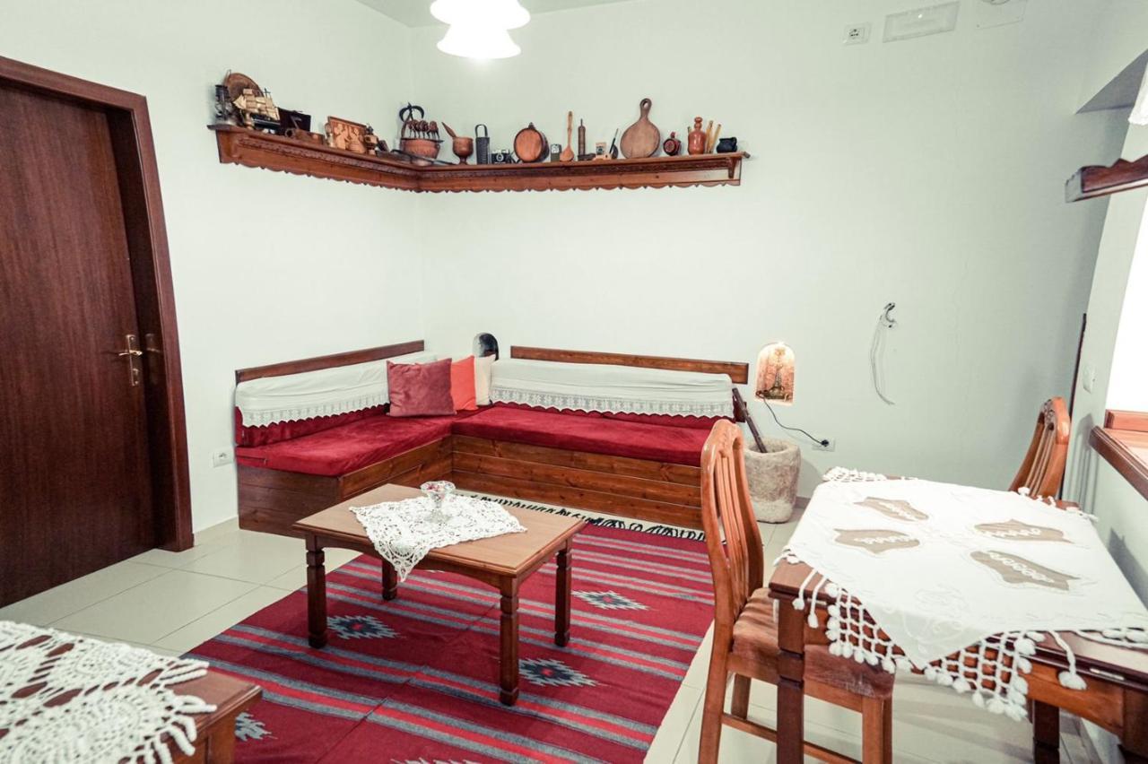Cico Hostel &Private Room Gjirokastër 외부 사진